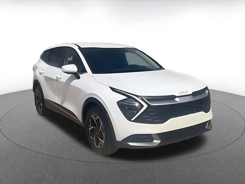 Used 2025 Kia Sportage LX image 3