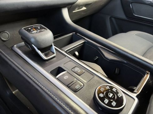 Certified 2025 Nissan Pathfinder SV image 18