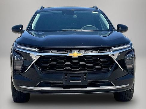 Used 2025 Chevrolet Trax LT FWD image 3