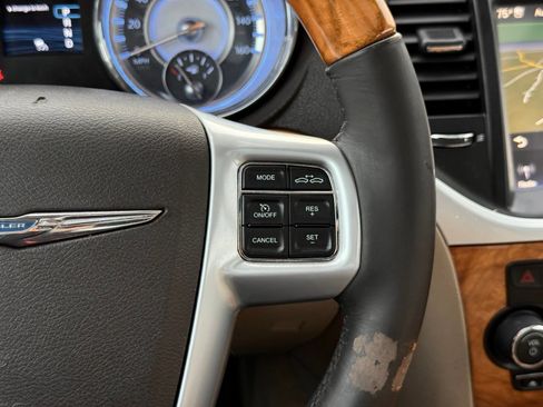 Used 2014 Chrysler 300 C RWD image 38