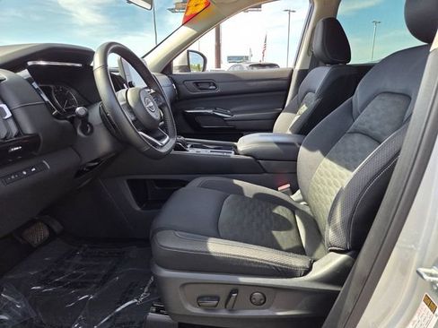 Used 2025 Nissan Pathfinder SV FWD image 5