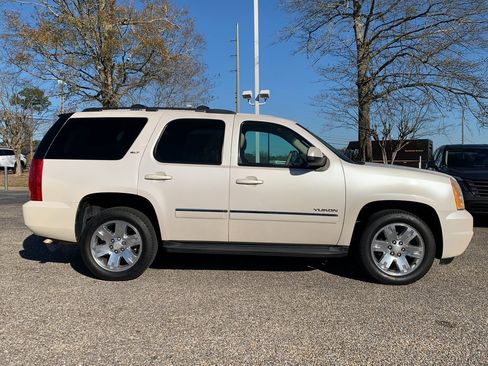 Used 2012 GMC Yukon SLT w/ SLT-2 Equipment Package image 2