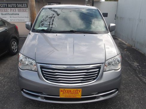 Used 2016 Chrysler Town & Country Touring image 2