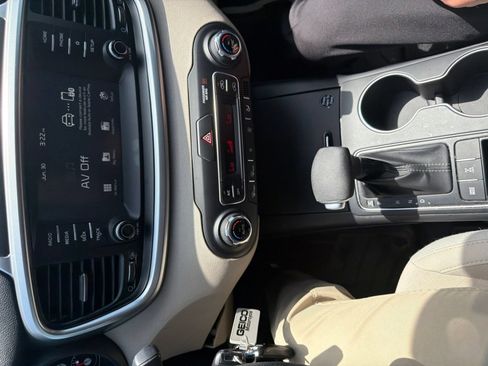 Used 2019 Kia Sorento AWD V6 image 22