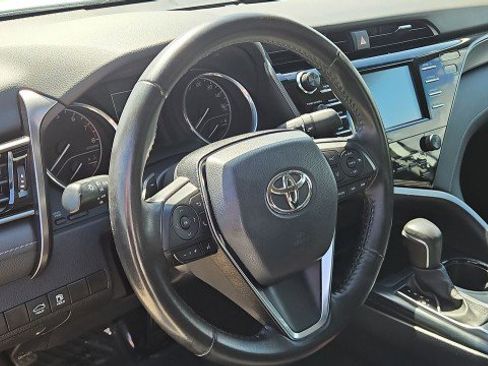 Used 2020 Toyota Camry SE FWD image 11