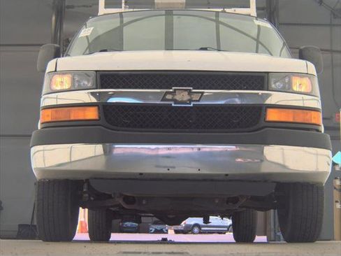 Used 2015 Chevrolet Express 3500 image 4