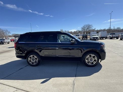 Used 2025 Ford Expedition Active image 2