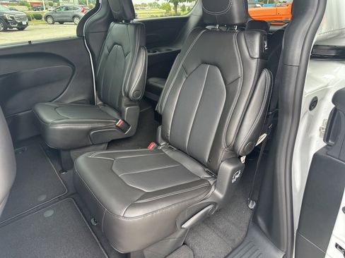 New 2026 Chrysler Pacifica Select image 46