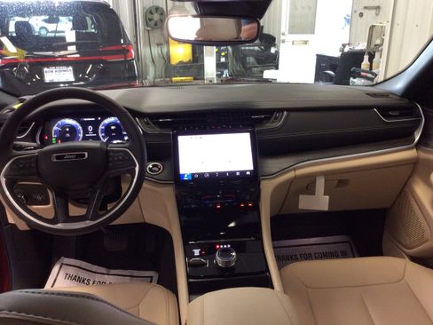 Used 2024 Jeep Grand Cherokee Limited image 19