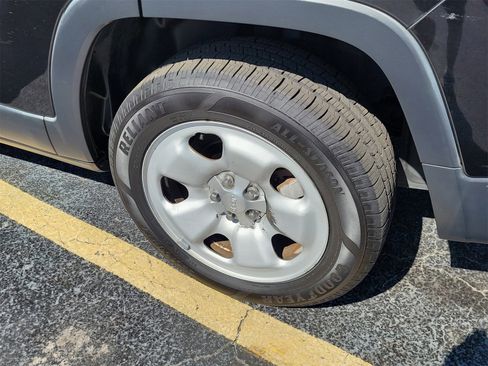 Used 2014 Jeep Cherokee Sport image 8