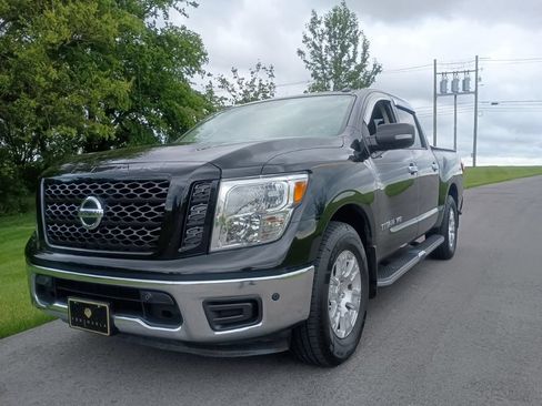 Used 2019 Nissan Titan SV w/ SV Convenience Package RWD image 2