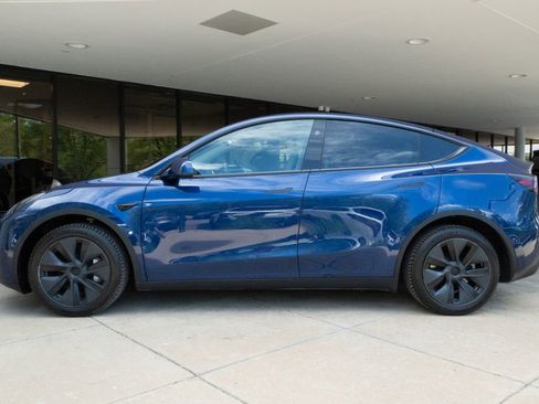 Used 2024 Tesla Model Y Long Range AWD/4WD image 4