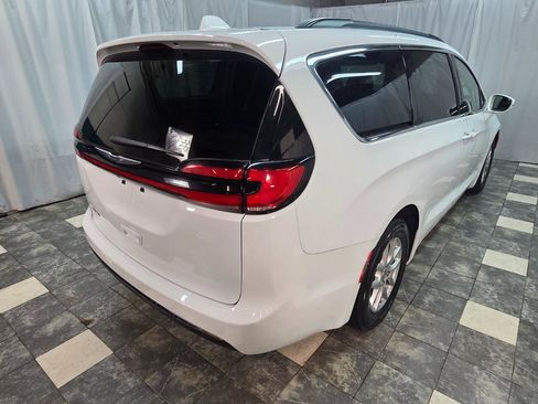 Used 2022 Chrysler Pacifica Touring-L FWD image 5