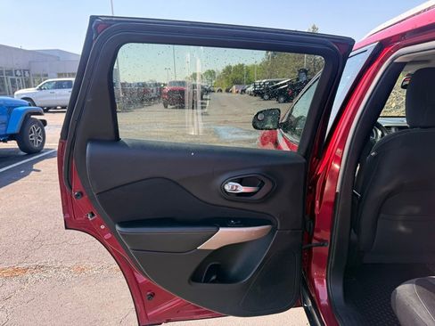 Used 2017 Jeep Cherokee Latitude w/ Cold Weather Group AWD/4WD image 33