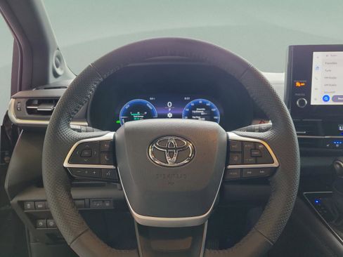 Used 2025 Toyota Sienna Limited image 12