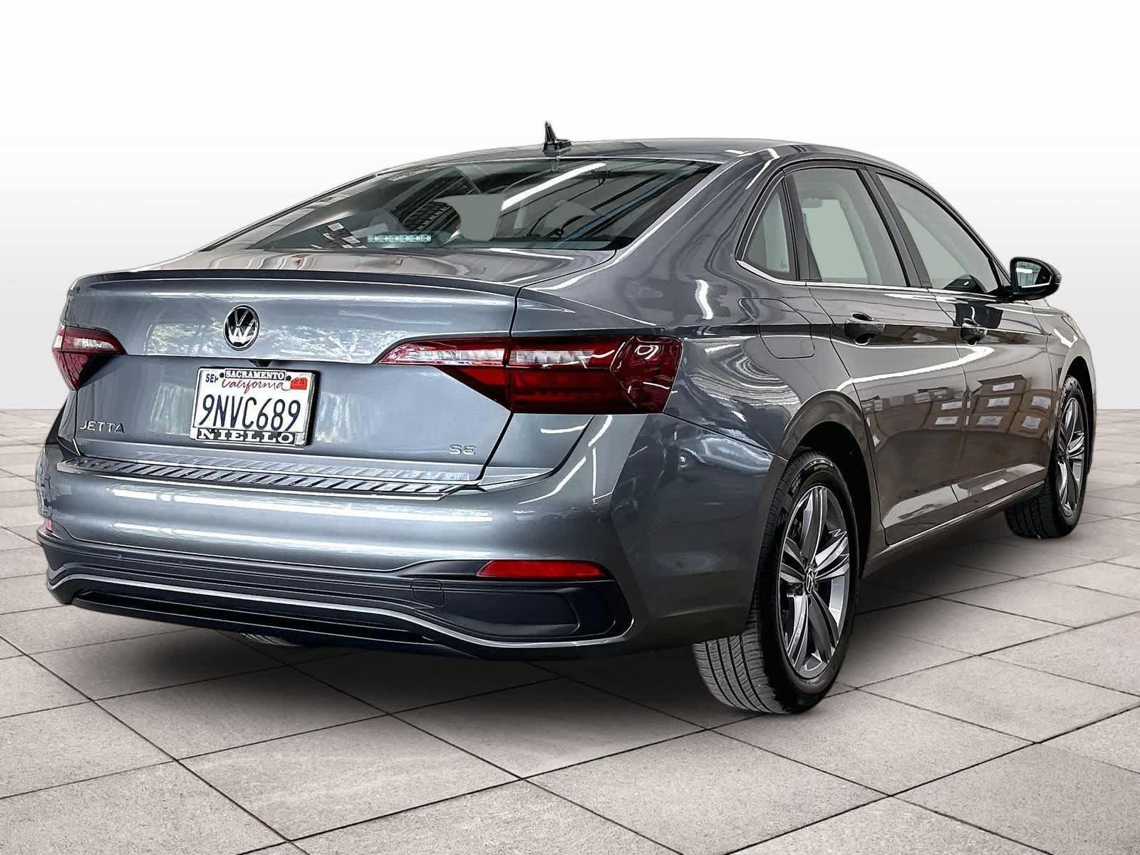 Used 2024 Volkswagen Jetta SE w/ Panoramic Sunroof Package FWD image 9