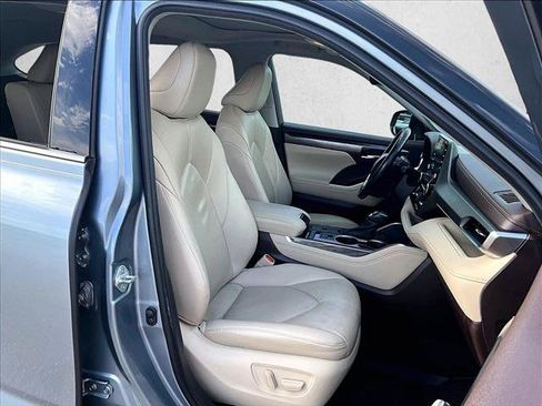 Used 2021 Toyota Highlander Limited FWD image 9