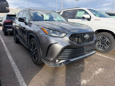 Used 2021 Toyota Highlander XSE AWD/4WD image 2