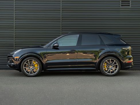 Certified 2023 Porsche Cayenne Turbo S AWD/4WD image 2
