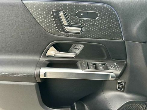 Used 2025 Mercedes-Benz GLB 250 image 13