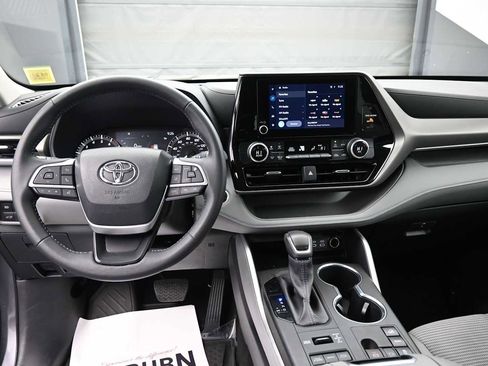 Used 2024 Toyota Highlander LE AWD/4WD image 13