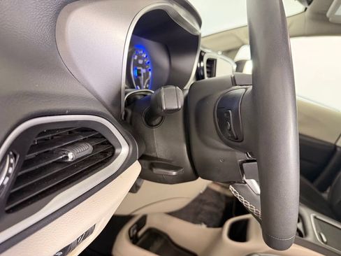 Used 2023 Chrysler Pacifica Touring-L FWD image 32