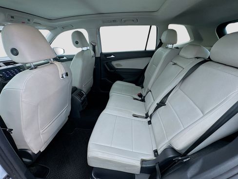 Used 2018 Volkswagen Tiguan SE w/ Panoramic Sunroof Package image 16