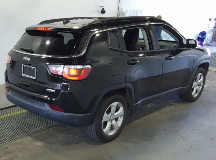 Used 2018 Jeep Compass Latitude w/ Popular Equipment Group FWD image 2