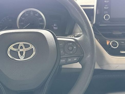 Used 2020 Toyota Corolla LE FWD image 17