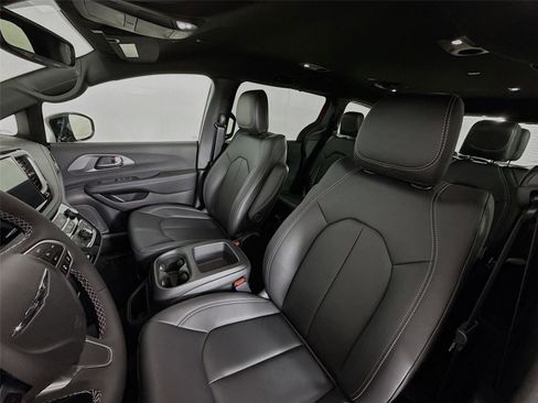 New 2026 Chrysler Pacifica Select image 11