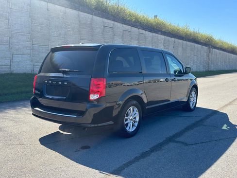 Used 2019 Dodge Grand Caravan SE image 4