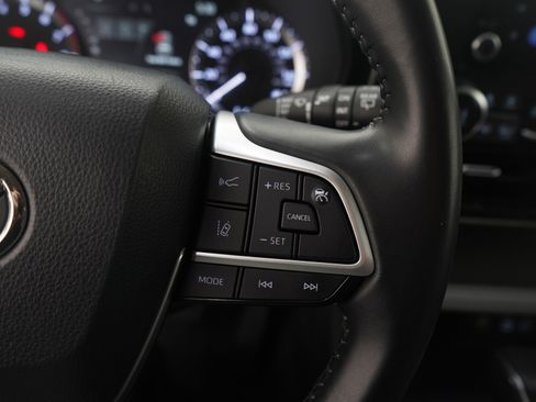 Used 2023 Toyota Highlander LE image 29