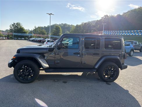 Used 2025 Jeep Wrangler Unlimited Sahara AWD/4WD image 8