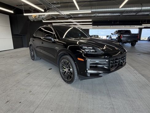 Used 2025 Porsche Cayenne Base image 6