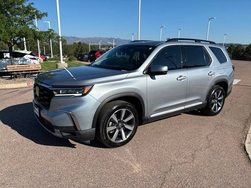 Used 2025 Honda Pilot Touring image 3
