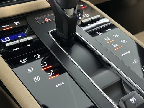 Used 2024 Porsche Macan w/ Premium Plus Package image 18