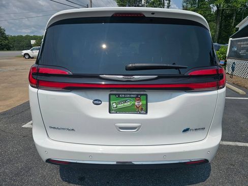 Used 2024 Chrysler Pacifica Limited FWD image 5