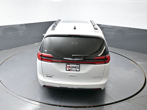 Used 2023 Chrysler Pacifica Limited image 51