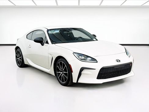 Used 2023 Toyota GR86 RWD image 3