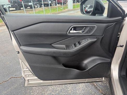 Used 2025 Nissan Rogue Platinum FWD image 6