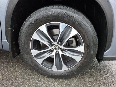 Used 2021 Toyota Highlander XLE image 8