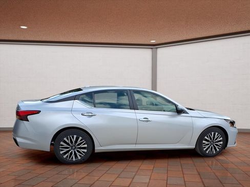 Used 2024 Nissan Altima 2.5 SV FWD image 6