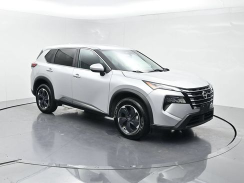 Used 2024 Nissan Rogue SV AWD/4WD image 2
