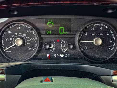 Used 2006 Lincoln Town Car Signature Limited image 19