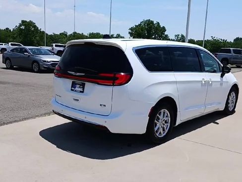 Used 2024 Chrysler Pacifica Touring-L FWD image 8
