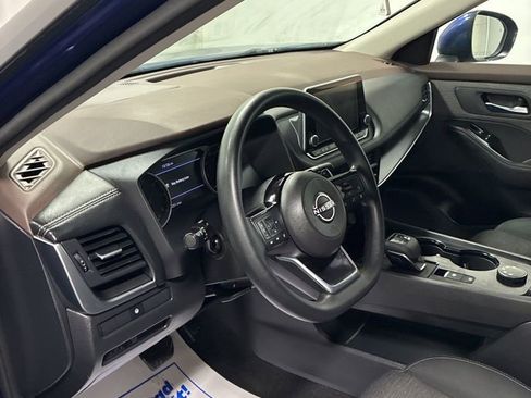 Used 2023 Nissan Rogue SV image 10