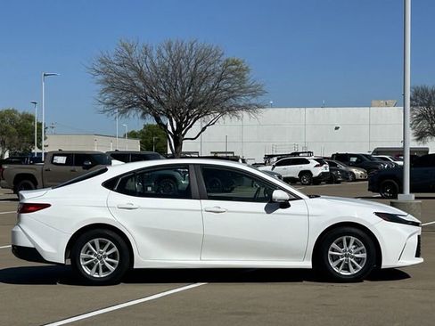 Used 2025 Toyota Camry LE image 3