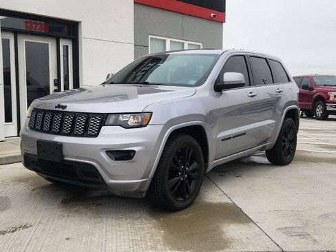 Used 2018 Jeep Grand Cherokee Altitude AWD/4WD image 26