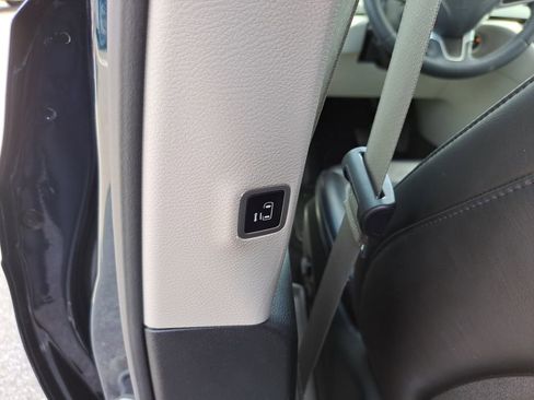 Used 2023 Chrysler Pacifica Touring-L image 16