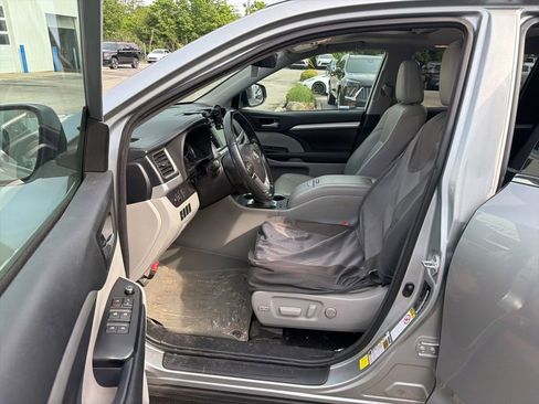 Used 2018 Toyota Highlander XLE AWD/4WD image 6